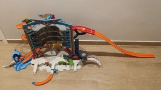 Garaje Hot Wheels T-Rex + 5 coches