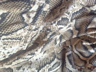 Pantalón estampado serpiente mujer