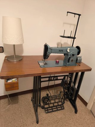 Máquina de coser industrial Alfa con motor