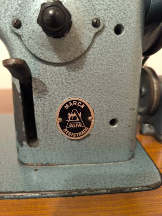 Máquina de coser industrial Alfa con motor