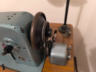 Máquina de coser industrial Alfa con motor