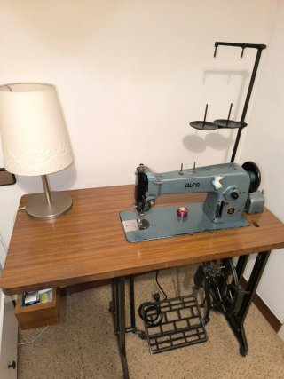 Máquina de coser industrial Alfa con motor