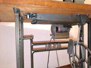 Máquina de coser industrial Alfa con motor