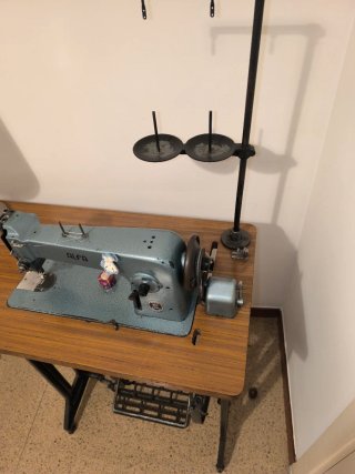 Máquina de coser industrial Alfa con motor