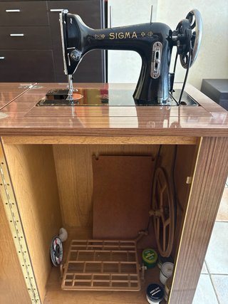 Máquina de coser Sigma con mueble