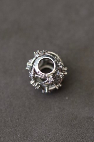 Charm plateado con circonitas
