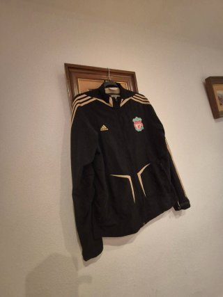 Chaqueta Liverpool Adidas Negra y Dorada 35 euros.