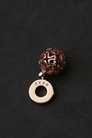 Charm esfera con corazones dorados