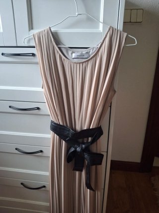 Vestido beige con cinturón negro