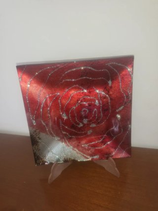 Plato decorativo rojo con purpurina