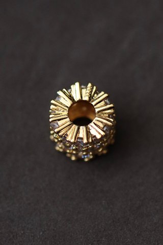 Charm dorado con circonitas