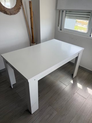 Mesa blanca moderna