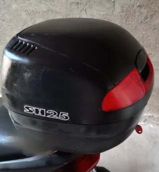 Baúl Moto SH25 Negro/Rojo Sólo baúl.sin soporte