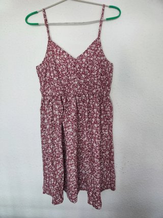 Vestido de tirantes estampado floral.