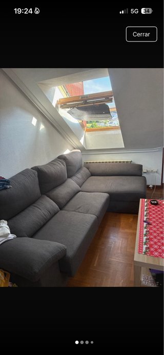 Sofá modular gris con puf