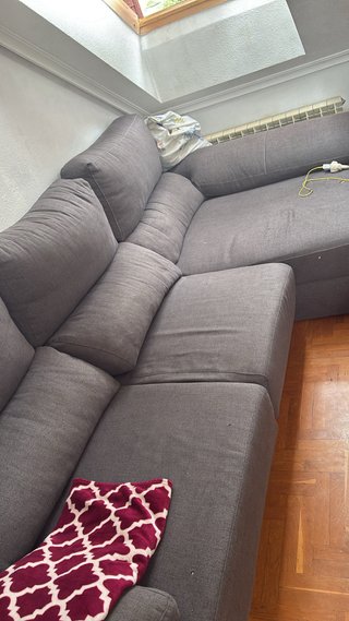 Sofá modular gris con puf