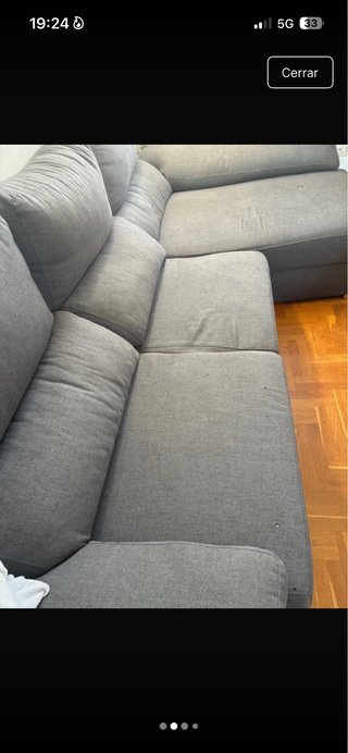 Sofá modular gris con puf