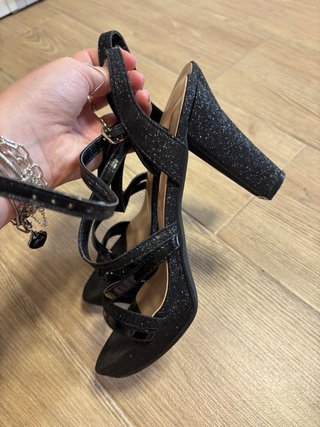 Tacones negros con brillos