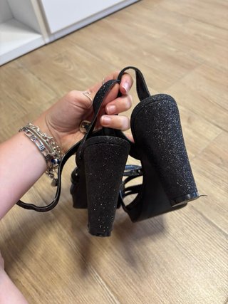 Tacones negros con brillos