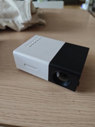 Mini Proyector LED Blanco y Amarillo