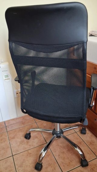 Silla de escritorio negra con ruedas