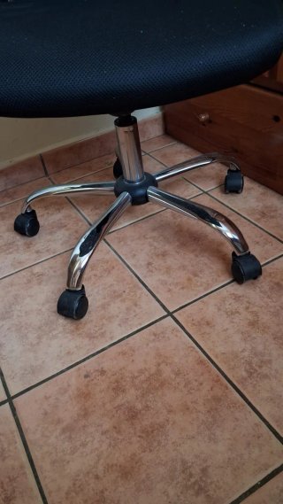 Silla de escritorio negra con ruedas