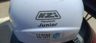 Casc infantil NZI blanc amb visera