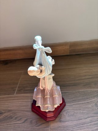Figura cigüeña con bebé porcelana