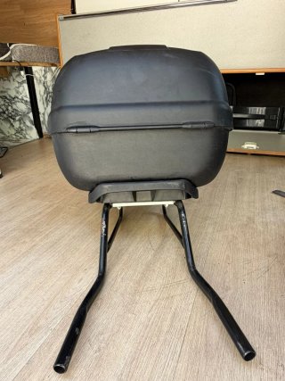 Baúl para moto negro marca kappa