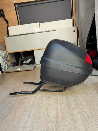 Baúl para moto negro marca kappa