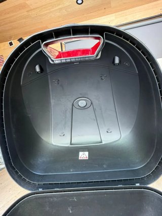 Baúl para moto negro marca kappa
