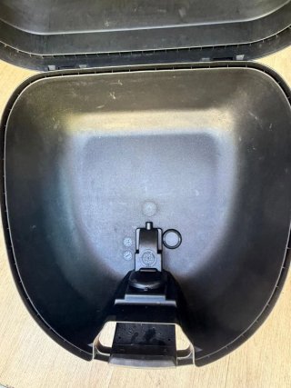 Baúl para moto negro marca kappa
