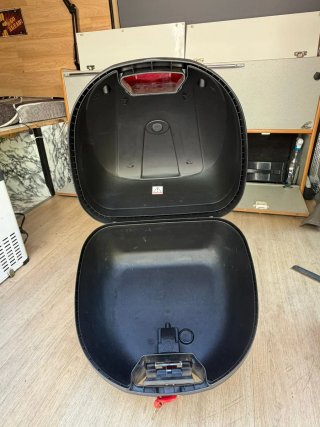 Baúl para moto negro marca kappa