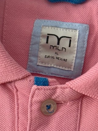Polo rosa con detalles azules