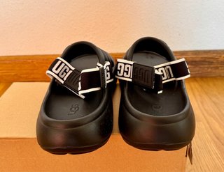 Sandalias UGG Sport Yeah Negras y Blancas