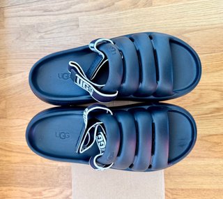 Sandalias UGG Sport Yeah Negras y Blancas
