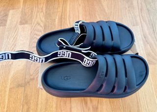 Sandalias UGG Sport Yeah Negras y Blancas