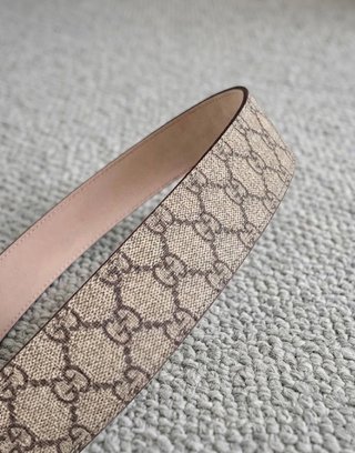 Cintura Gucci GG Supreme Beige con Fibbia Dorata