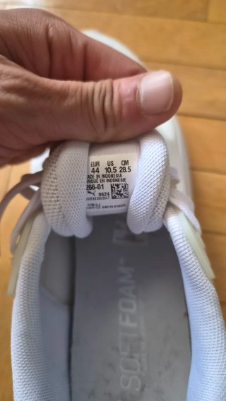 Zapatillas Puma Blancas y Plateadas