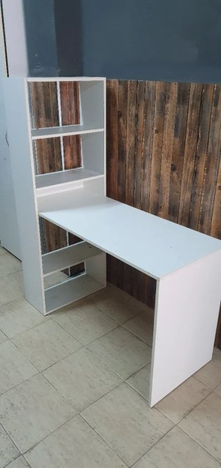 Escritorio blanco con estantería