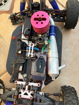 Coche RC con mando y ruedas extra