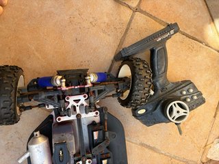 Coche RC con mando y ruedas extra