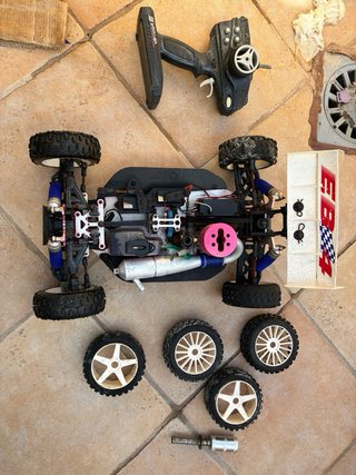 Coche RC con mando y ruedas extra