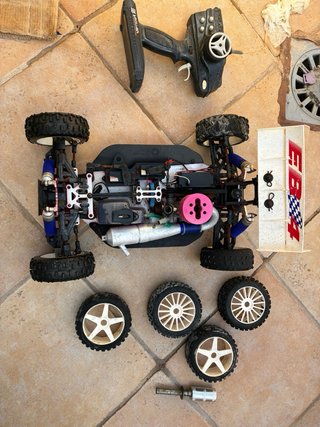 Coche RC con mando y ruedas extra