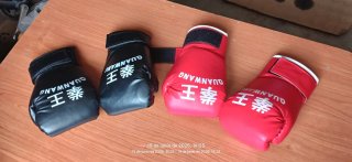 Saco de boxeo y guantes