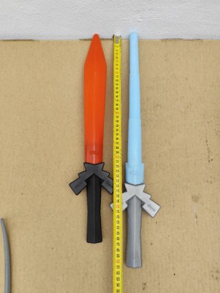 70 Espadas de plástico