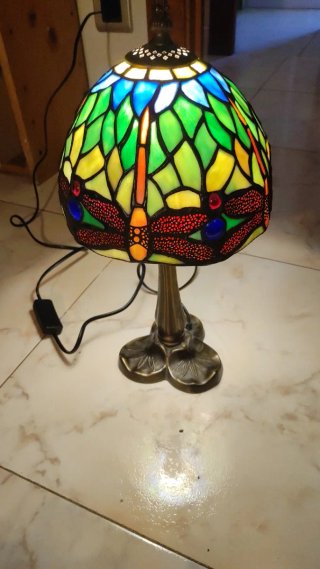 Lampada da tavolo in bronzo con cristallo Tiffany e libellula