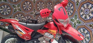 Moto eléctrica infantil con ruedines