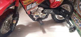 Moto eléctrica infantil con ruedines