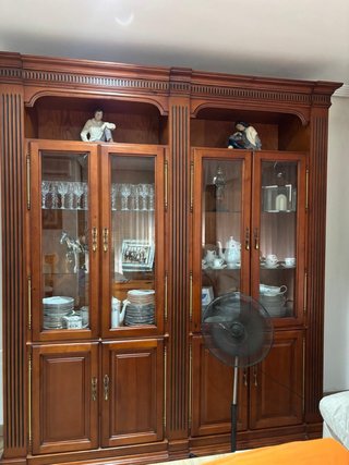 Mueble de madera y cristal